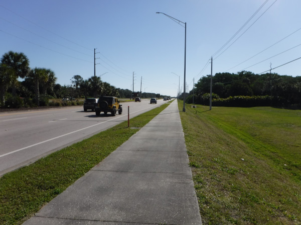 En Floride, les trottoirs sont un no-man's-land, donc ils deviennent mon autoroute personnelle.