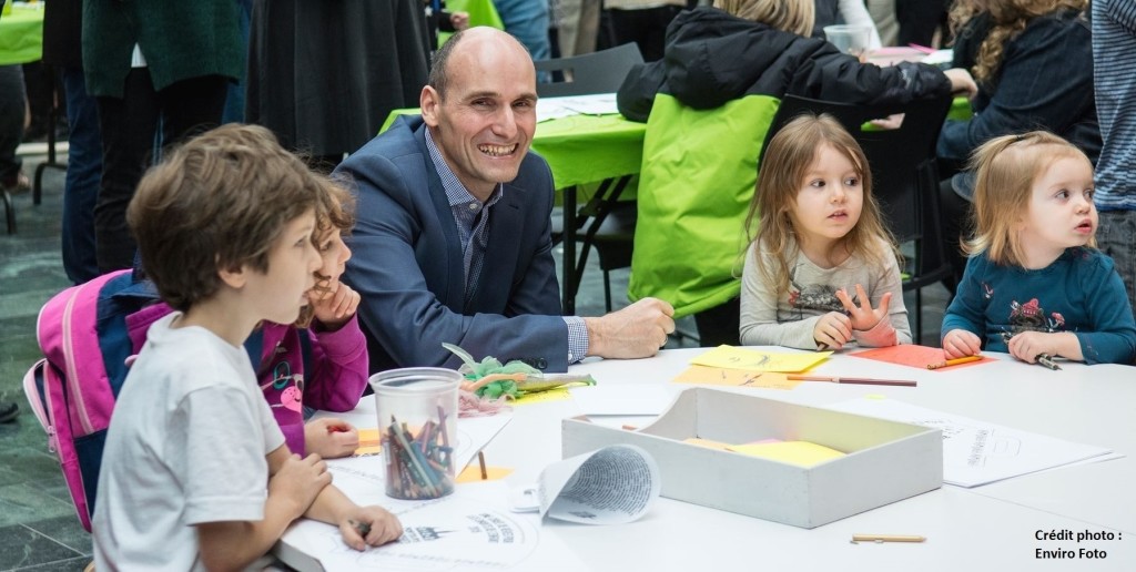 Jean-Yves Duclos avec des enfants.