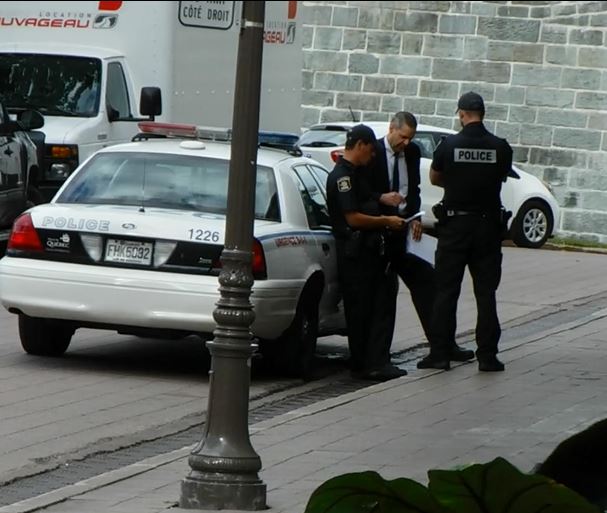 Premire discussion avec les deux policiers (le poli  gauche).