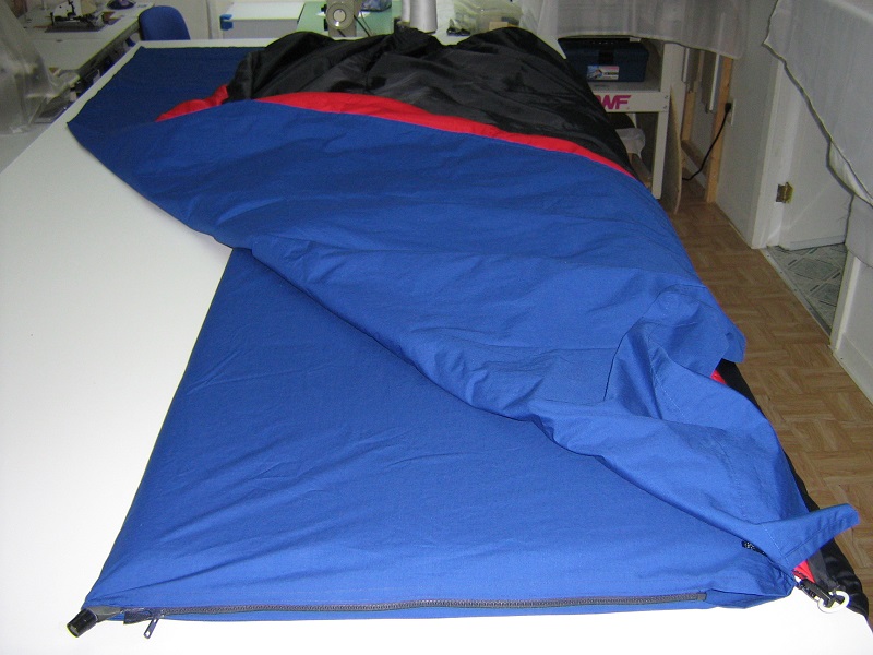 Le drap intgr recouvrant le matelas auto-gonflant et retenant le sac-de-couchage.