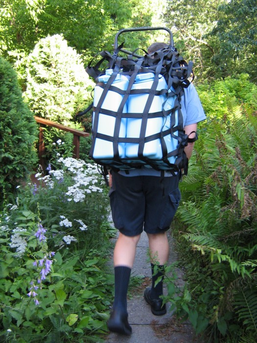 Vue arrire, charg de 46kg d'eau, filet tenu par des sangles d'accessoire.