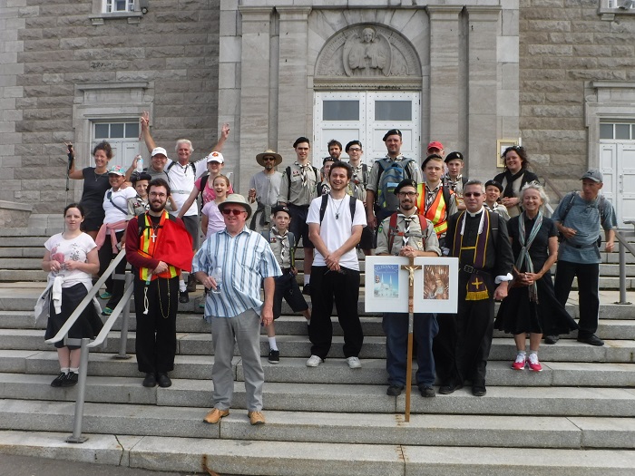  mi-chemin: Photo de groupe traditionnelle  l'glise de l'Ange-Gardien.