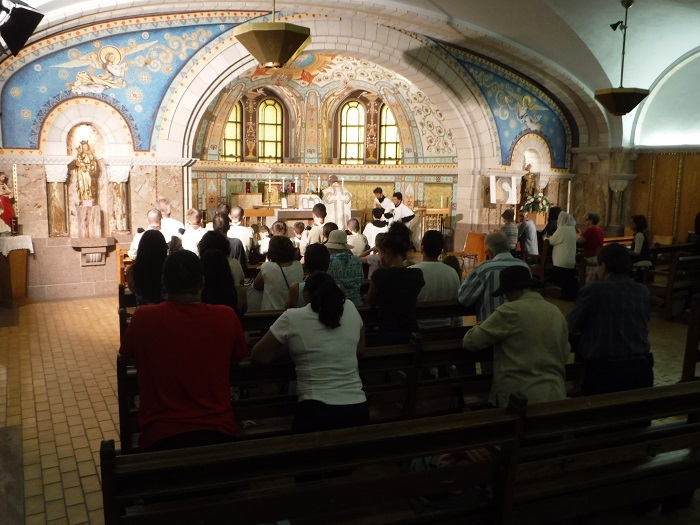  l'arrive: Messe dans la crypte de Ste-Anne-de-Beaupr.