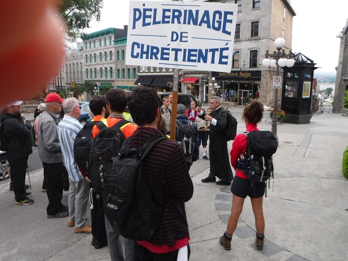 Au dpart: Encouragements du prtre avant le dpart de la Basilique de Quebec.