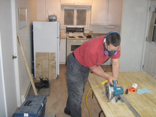 Stefan avec masque, lunettes de scurit, bouchons pour oreilles.