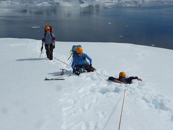 Conrad Novak showing the importance of teamwork for survival!