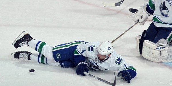 Un vrai Canuck se sacrifiant pour bloquer un tir.