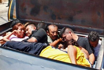 Immigrants illgaux empils dans le derrire d'un camion.