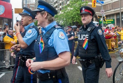 Sergent Henry Dyck, troisime policier  partir de la gauche. (C'est lui qui a arrt Bill Whatcott.)