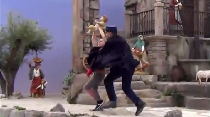 Femen qui tente de kidnapper l'Enfant-Jsus de la crche au Vatican.