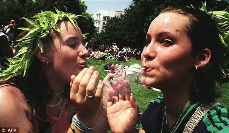 
Deux filles avec des guirlandes de marijuana, membres du Conseil pontifical pour l'unit des Chrtiens, jouissant d'une dconnection conjointe de la dure ralit doctrinale.