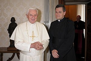 Le Pape Benot XVI et l'abb John Berg, Suprieur-Gnral de la FSSP