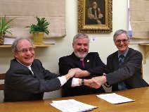 De gauche  droite: Robert Laroche, VP de DSM, Mgr Dennis Drainville, et Marcel Arteau, Prsident de DSM.